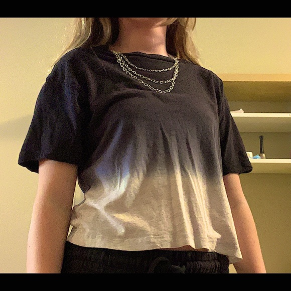 Short sleeve top! A tiny bit cropped - Picture 1 of 4